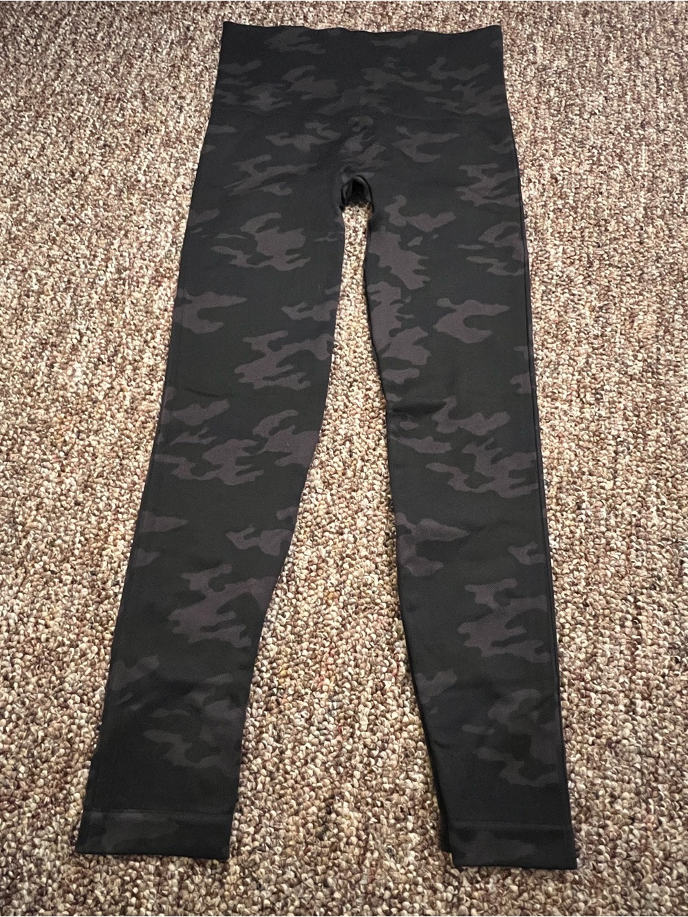 Spanx Womenโs Look At Me Now Seamless Black/Gray Camoflauge Athletic Leggings M